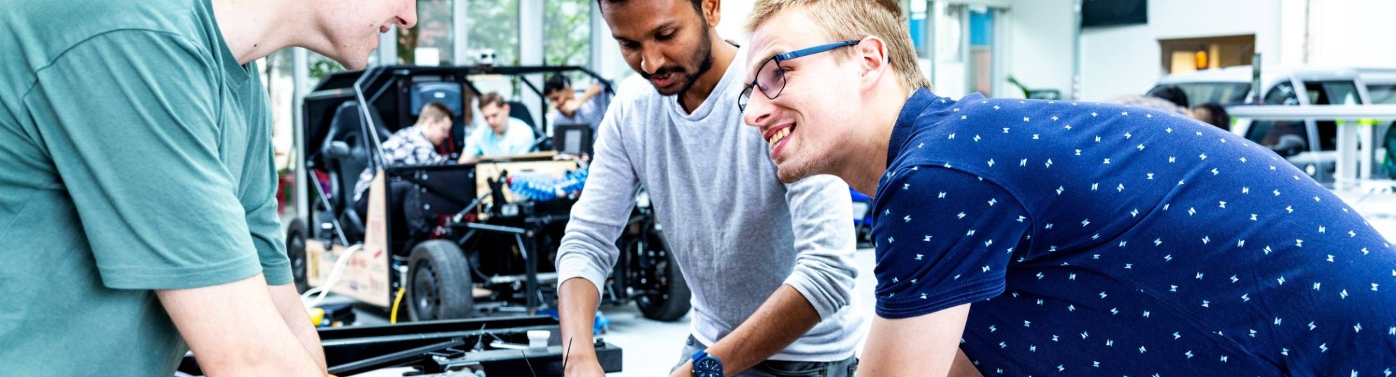 Studenten van de master Engineering Systems Automotive Systems doen metingen aan de MORE Vehicle.