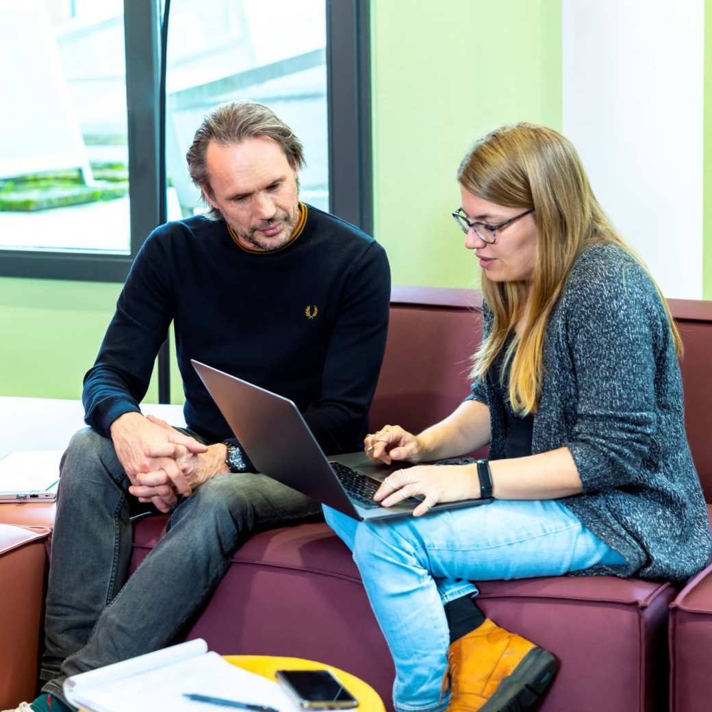 Master Applied Data Science student krijgt uitleg van docent informele setting