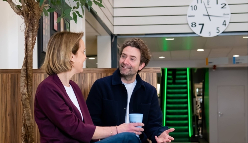 Deelnemers en docenten van de post-hbo opleiding Bedrijfskunde, in gesprek met elkaar op het plein voor Ruitenberglaan 31