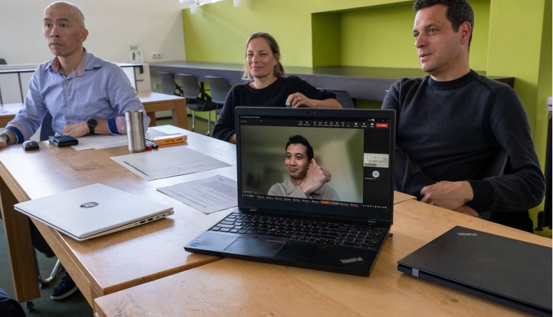 Foto's tijdens een teammeeting van OOI2