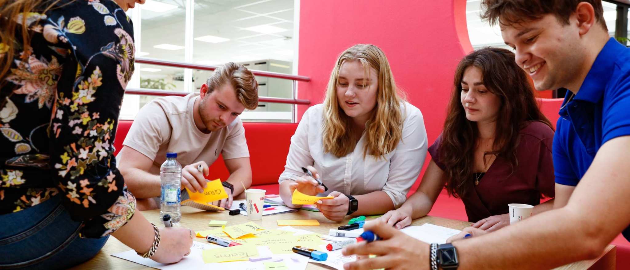 studenten groep werkoverleg man vrouw