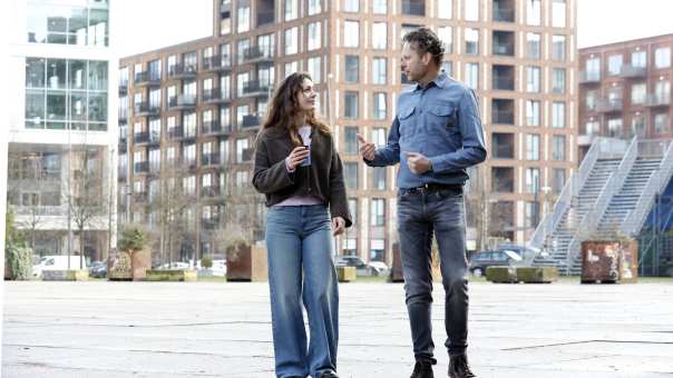 Studenten van de master Human Capital Innovatie buiten in gesprek tijdens de pauze. Urban setting.