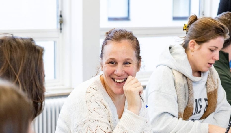 AMM LLO met studente Telma in gesprek in medestudenten