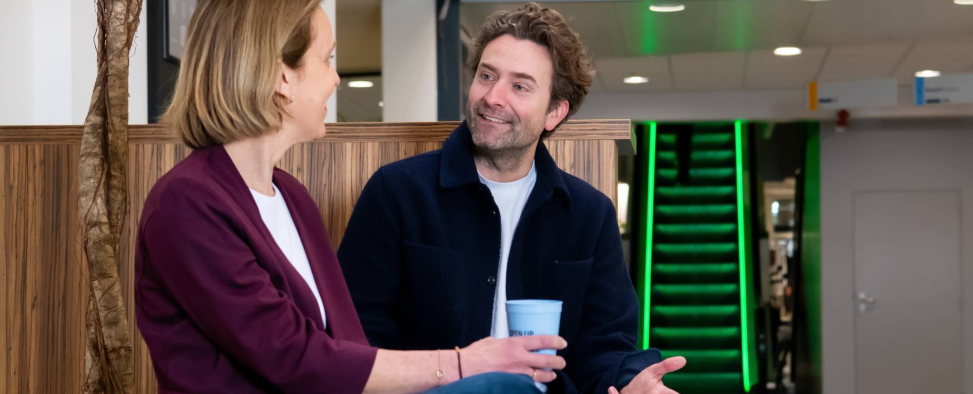 Deelnemers en docenten van de post-hbo opleiding Bedrijfskunde, in gesprek met elkaar op het plein voor Ruitenberglaan 31