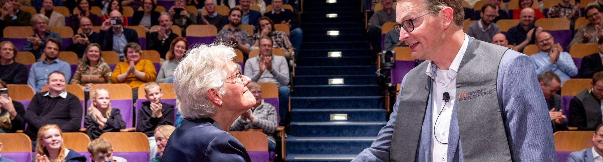 Yvonne de Haan feliciteert Erwin Folmer