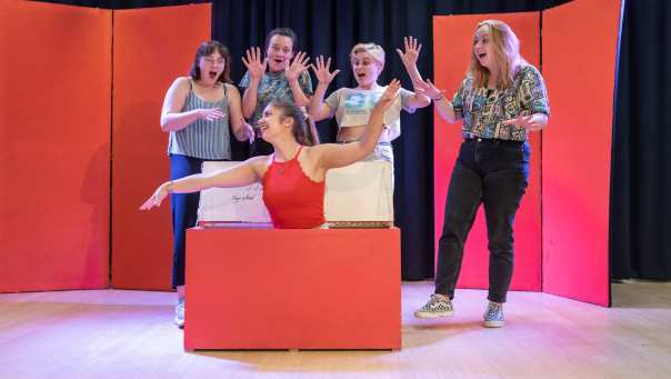 Dramatherapie studenten in actie op podium tijdens dramales