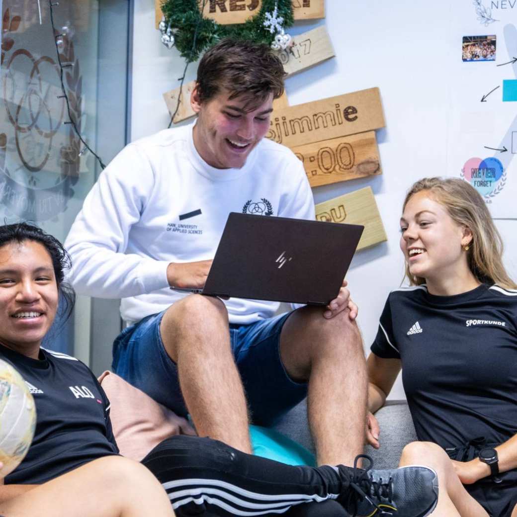 Studenten kletsen met elkaar bij studievereniging TriMovere