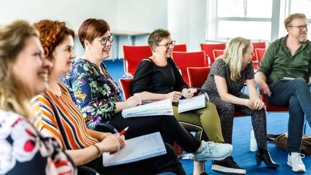 Studenten in kring lachen