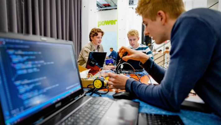3 studenten werken aan een autootje Powerlab IPKW