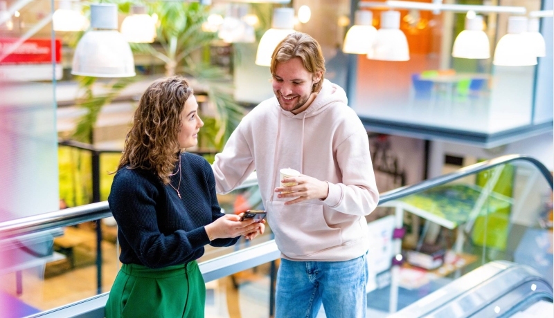 Accountancy student trappenhuis cafe financieel
