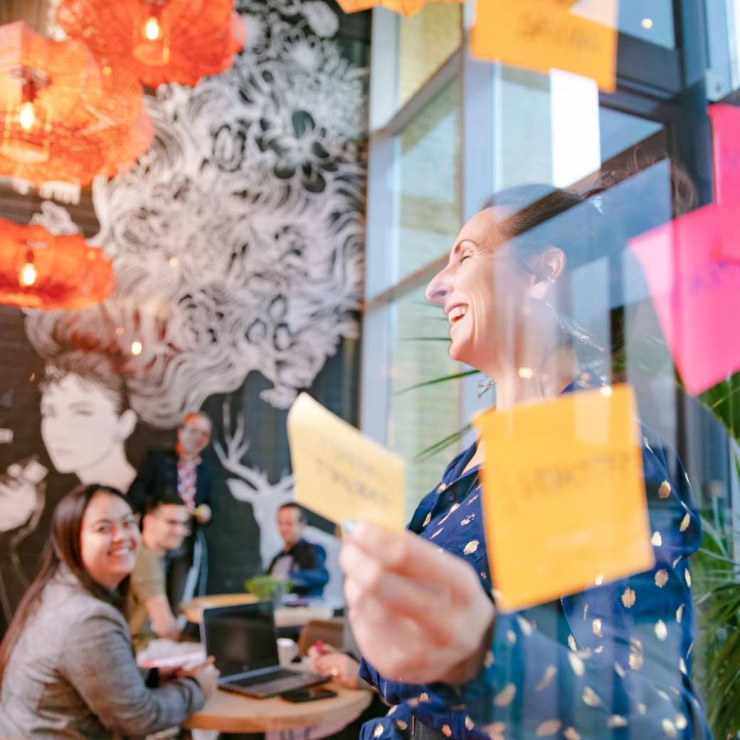 Postits door glas. Centrum voor ondernemerschap