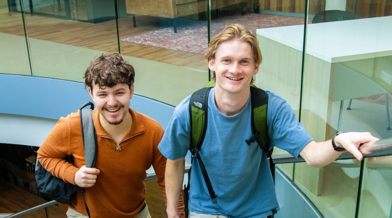 Meerdere studenten in een klassensetting met elkaar in overleg