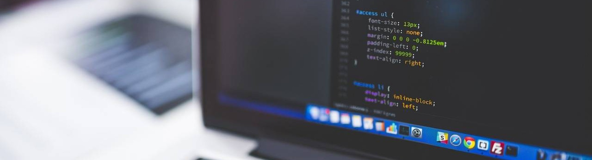 Toetsenbord en beeldscherm met code