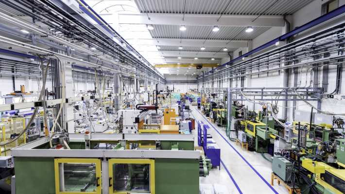 Productievloer in fabriek met robots