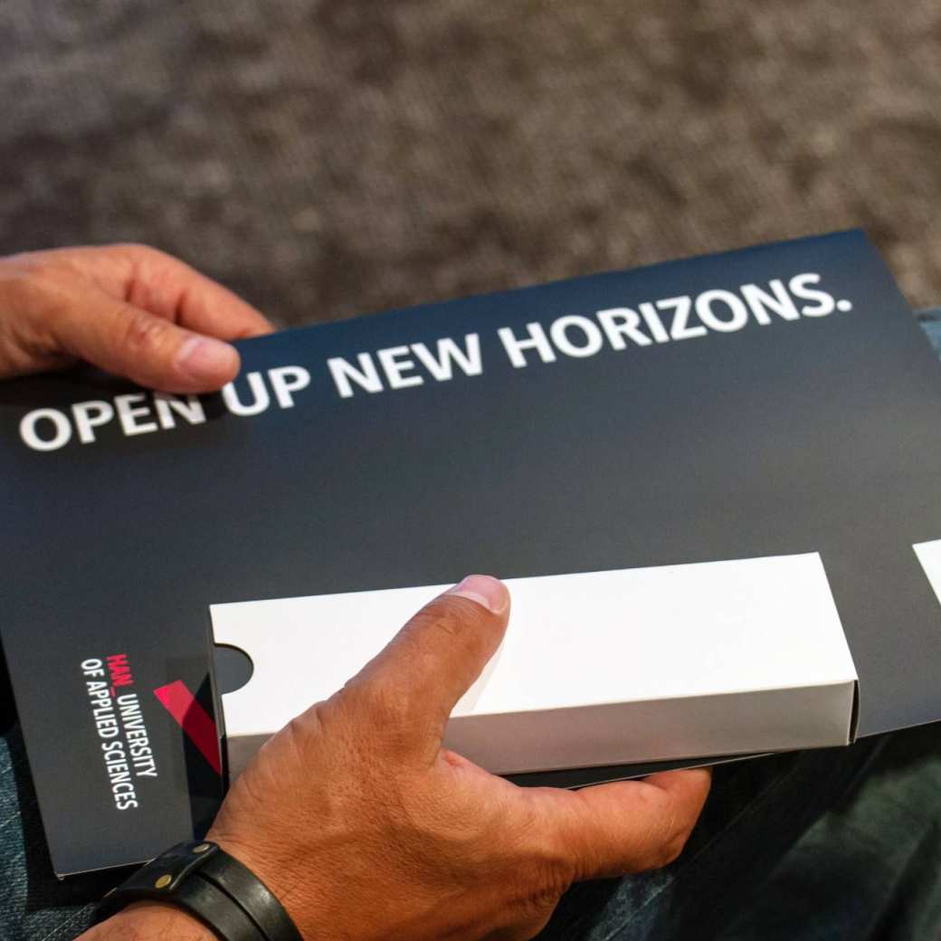 illustratie zwarte omslagmap met opdruk open up new horizons