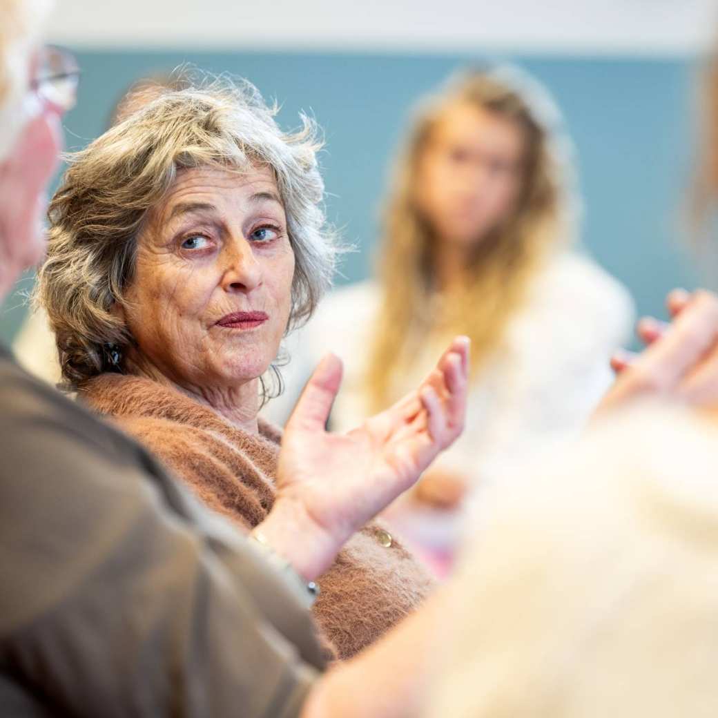 Studenten IPL luisteren naar het verhaal over armoede door een ervaringsdeskundige. Vervolgens spelen ze in groepjes, samen met de docenten en ervaringsdeskundigen, het spel Kansen Keren.