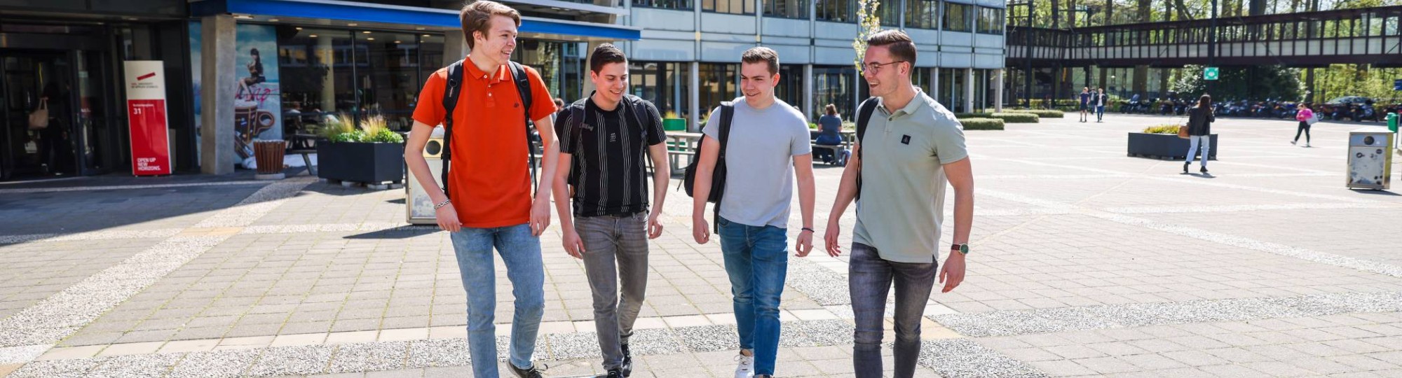 Logistics Management voltijd, LM, foto 8522, studenten lopen buiten op het plein
