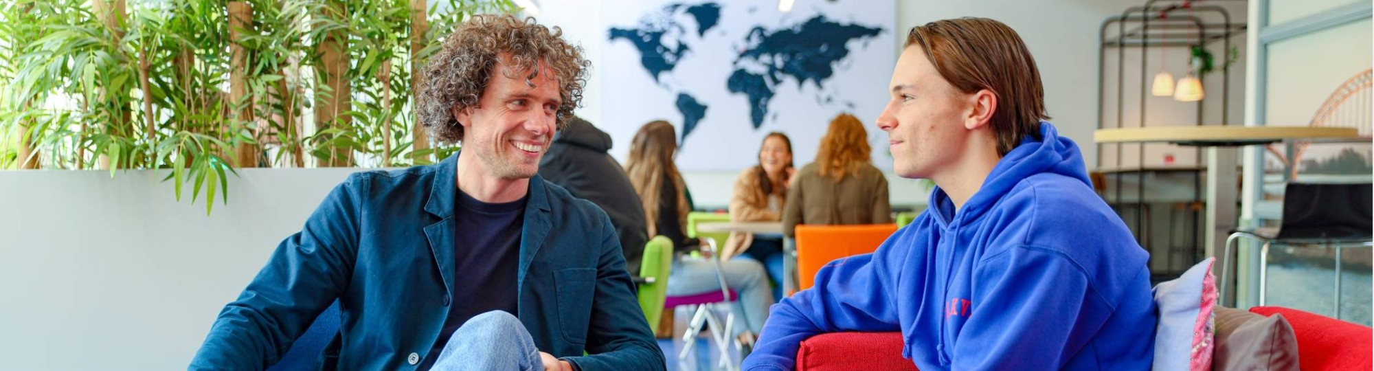 Docent en student praten over toelating bij Toegepaste Psychologie