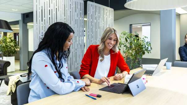 2 vrouwen in overleg