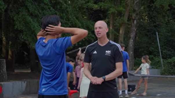 docent geeft uileg aan student bij een mbo sportopleiding