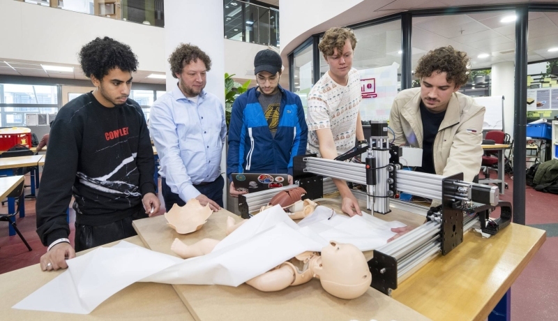 Alessandro, Johan, Marijn, Omr en Yannick ontwerpen een machine voor longen van een reanimatiebabypop.