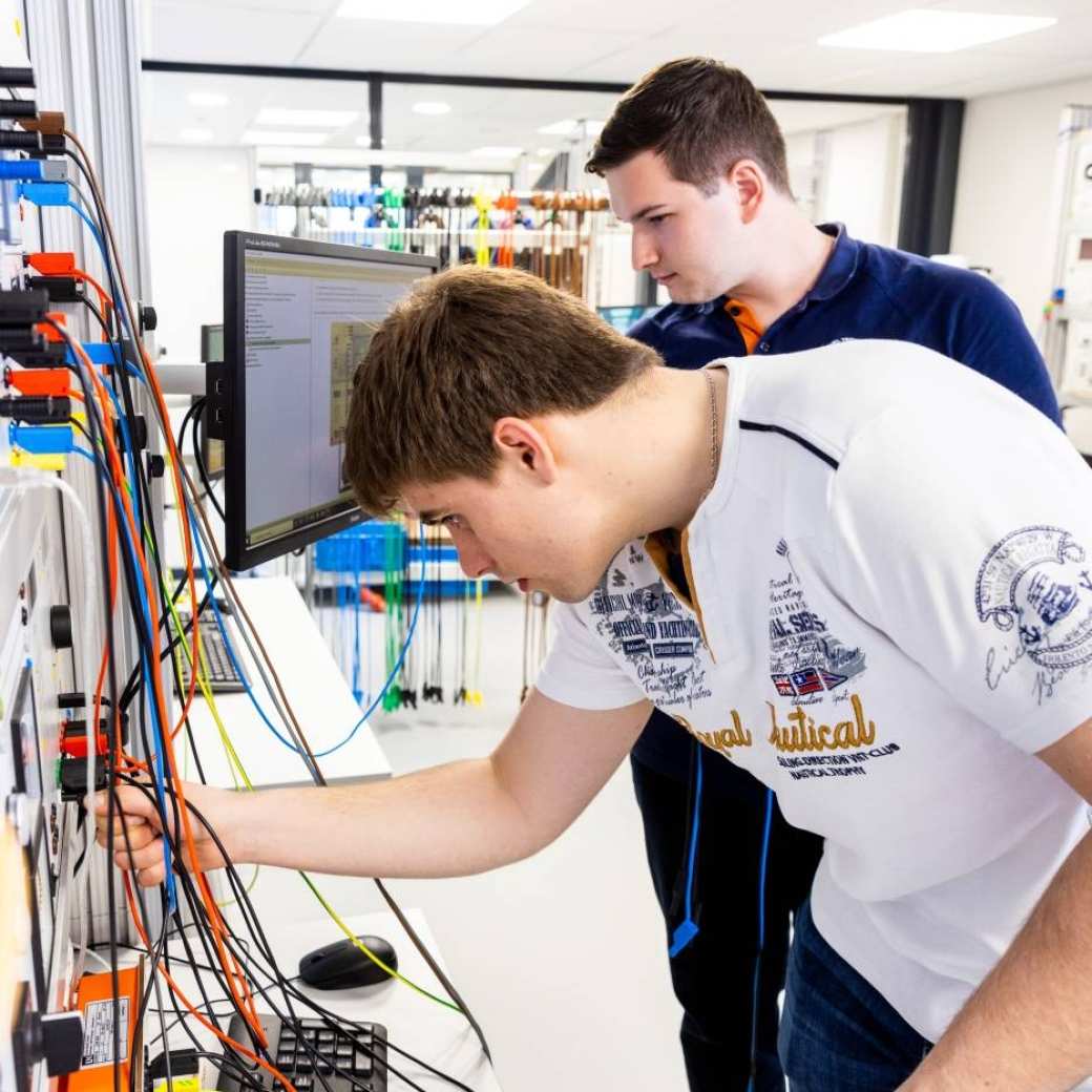 Master Engineering Systems - Sustainable Energy, twee internationale studenten werken aan Watts project