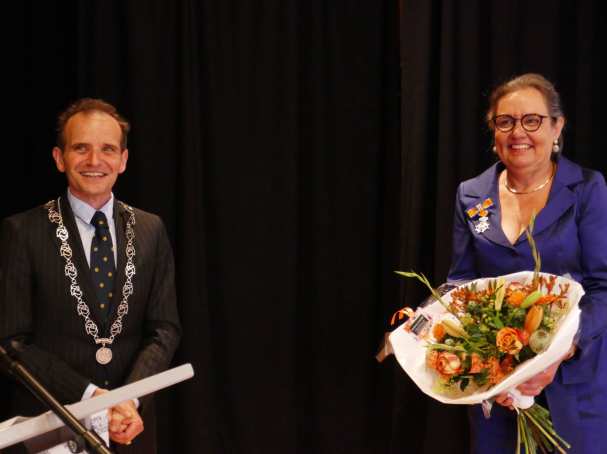 Marie Antoinette Minis gaat met pensioen en kreeg tijdens haar afscheid tevens een lintje van de burgemeester van Berg en Dal.