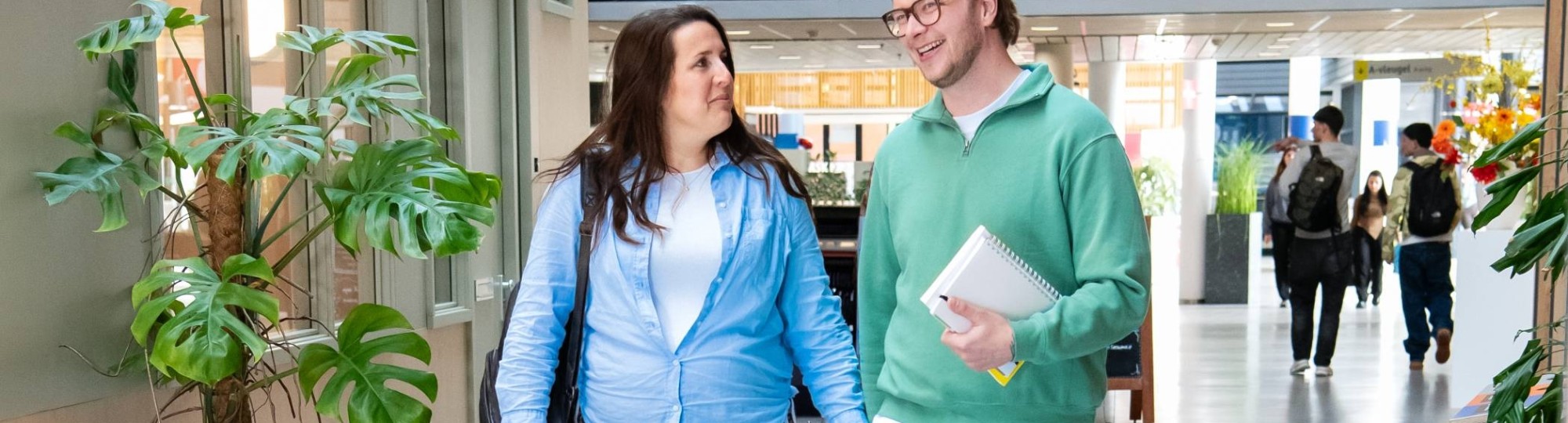 Masterstudenten lopen op de gang