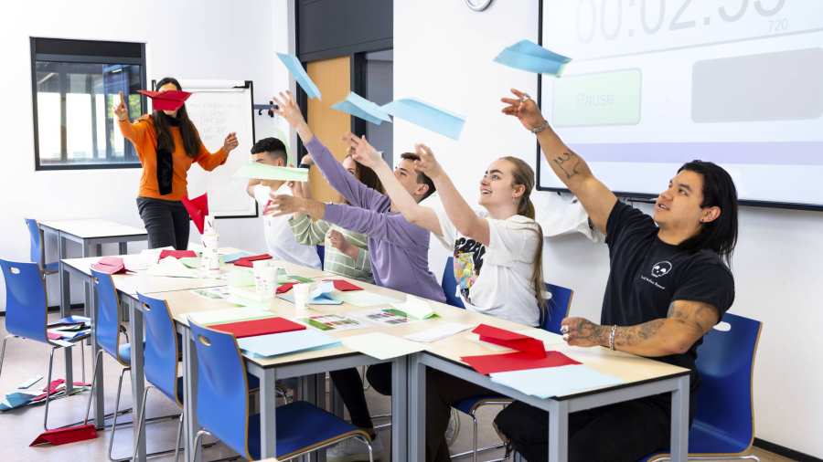 IB studenten die een les krijgen van Sue Calligaris