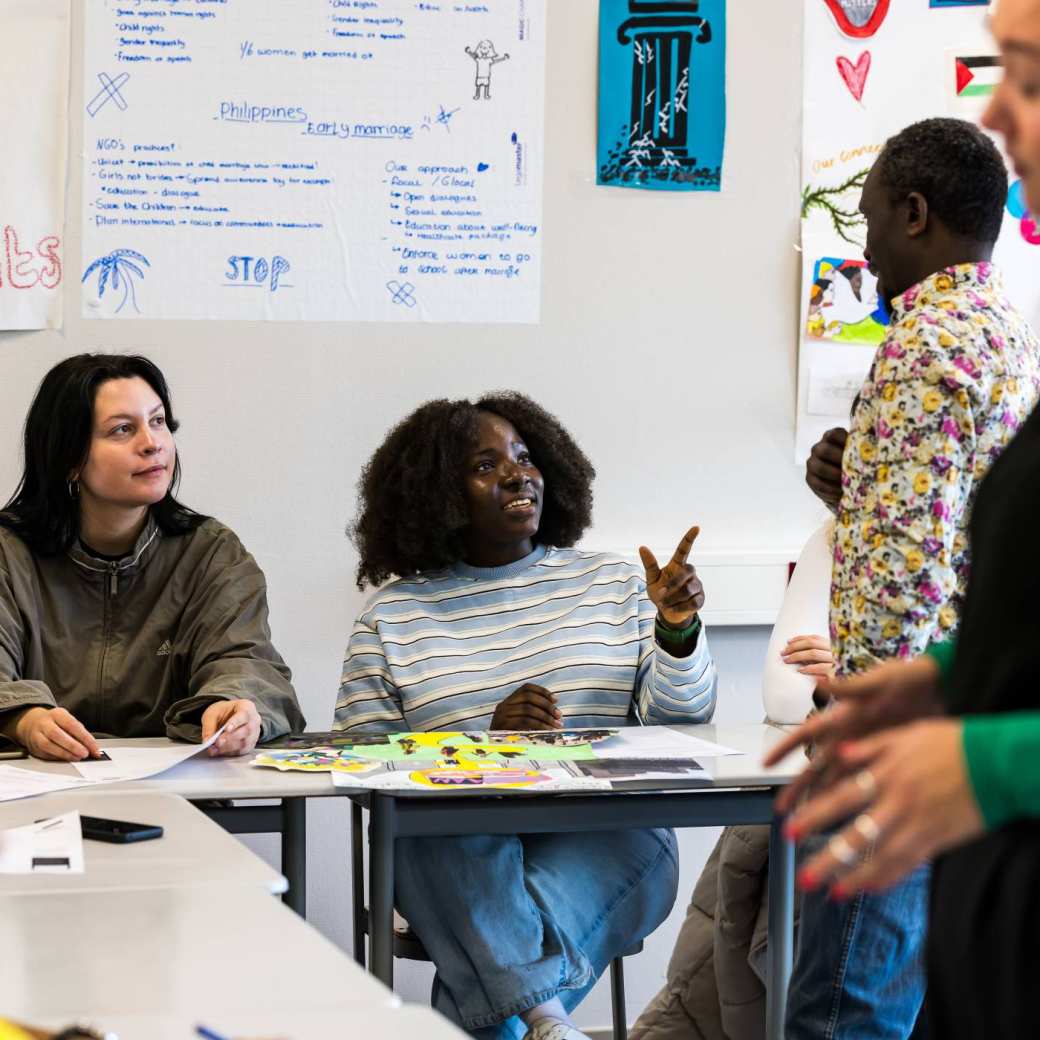 Studenten van de Master International Social Work in gesprek met docent.