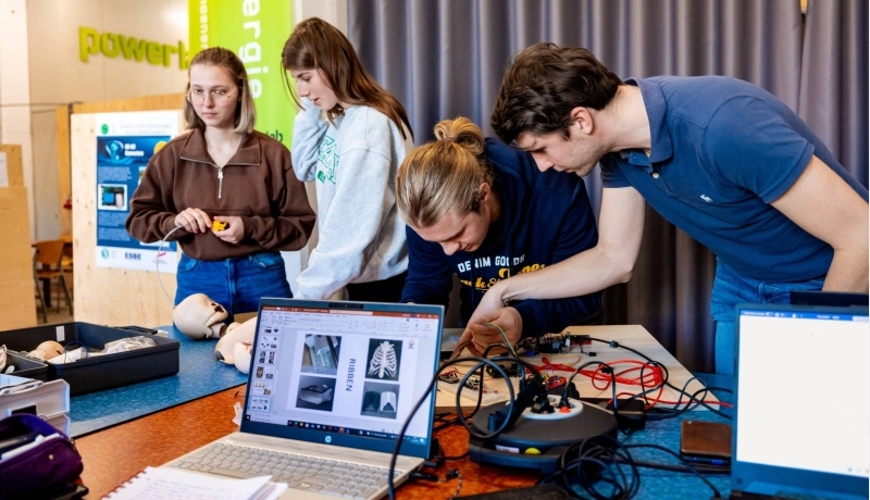 Studenten in het Health Concept Lab werken aan een project rondom een reanimatiebaby