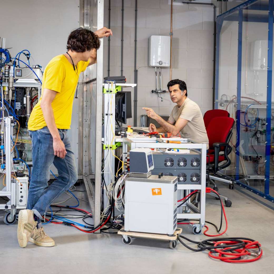 Studenten aan het werk op het Hydrogen lab bij HAN Connectr op het IPKW, samenwerken, waterstof