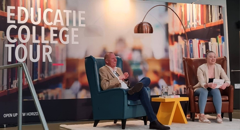 Eric van 't Zelfde op het podium bij de Educatie Collegetour