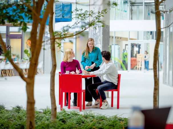 Studenten in gesprek staand in IPKW. Master Circulaire Economie 2024.