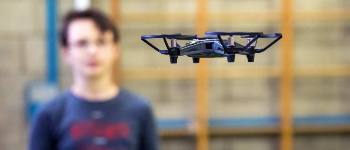 Jongens speelt met drone
