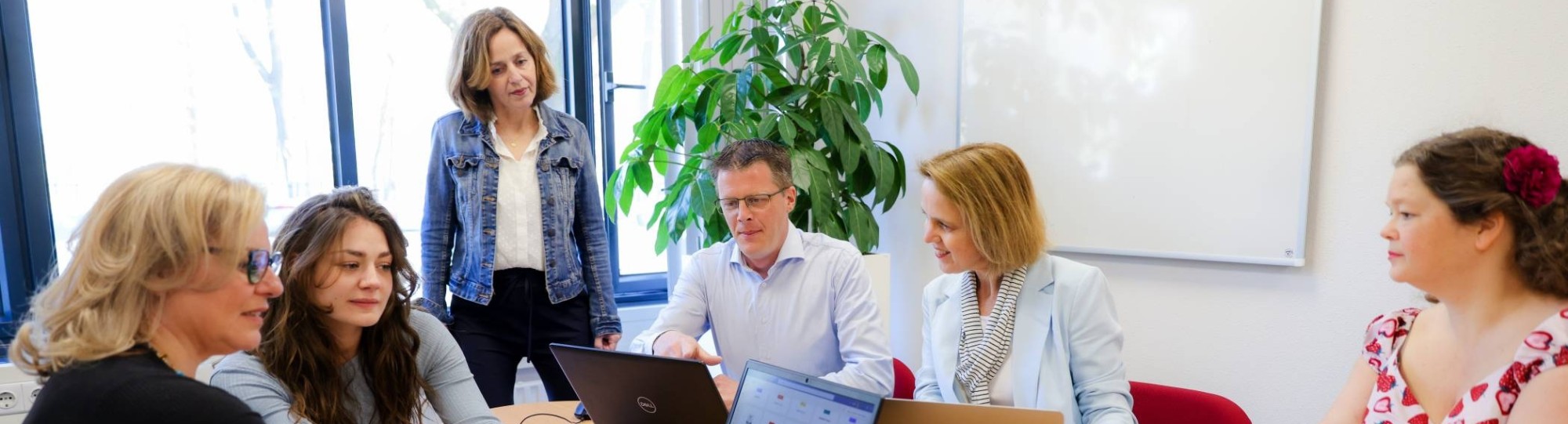 collega's in een vergaderruimte in overleg