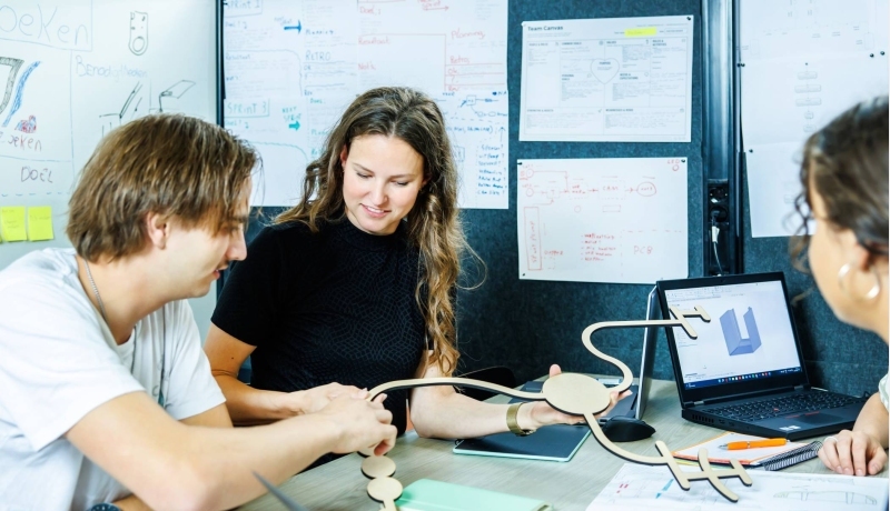 Docent Industrieel Product Ontwerpen legt uit aan een student engineering