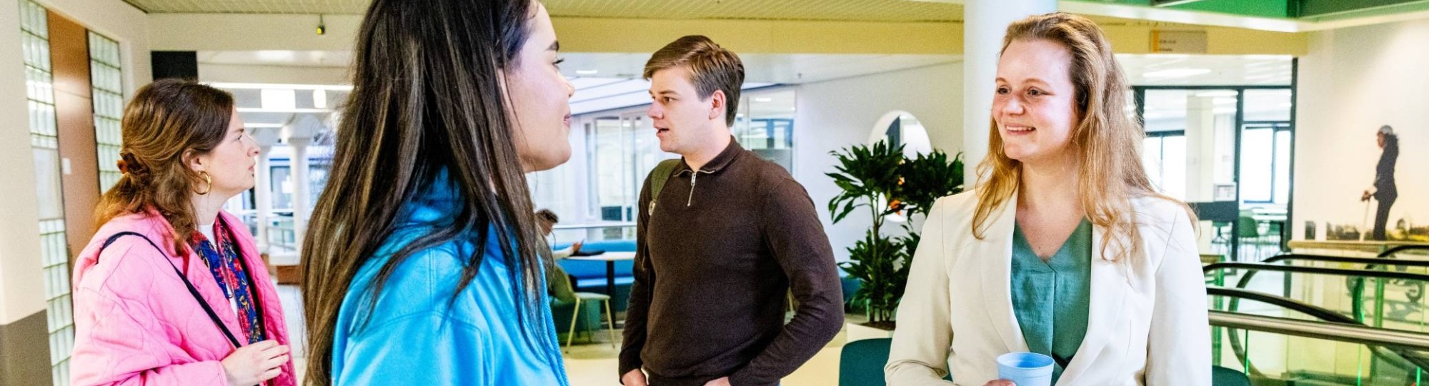 Studenten en docent Bedrijfskunde op de HAN campus in Arnhem
