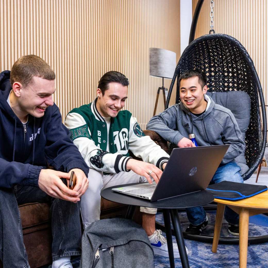 Studenten Logistics Management voltijd werken samen op de HAN campus in Nijmegen