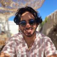 Close up van student Ahmet die Industrieel Product Ontwerpen in voltijd en Werktuigbouwkunde in deeltijd als Dual Degree studeert bij de Academie Engineering en Automotive.