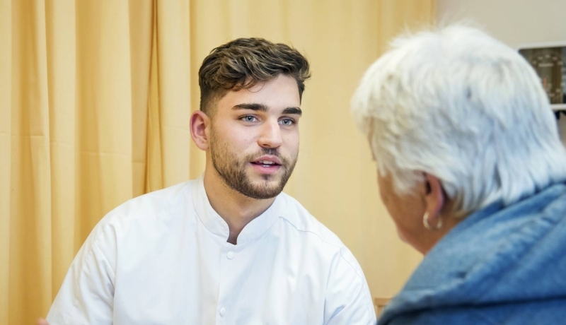 In gesprek met cliënt.