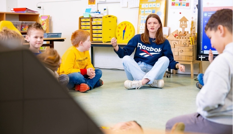 Speciaal Onderwijs op de school Lichtenbeek. Lerares geef les aan kinderen. 
