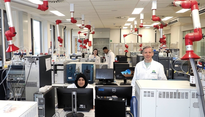 Foto van het lab van de WUR, preferred partner van Academie Biowetenschappen en Chemie. Op de foto rechts contactpersoon Bjorn Berendsen
