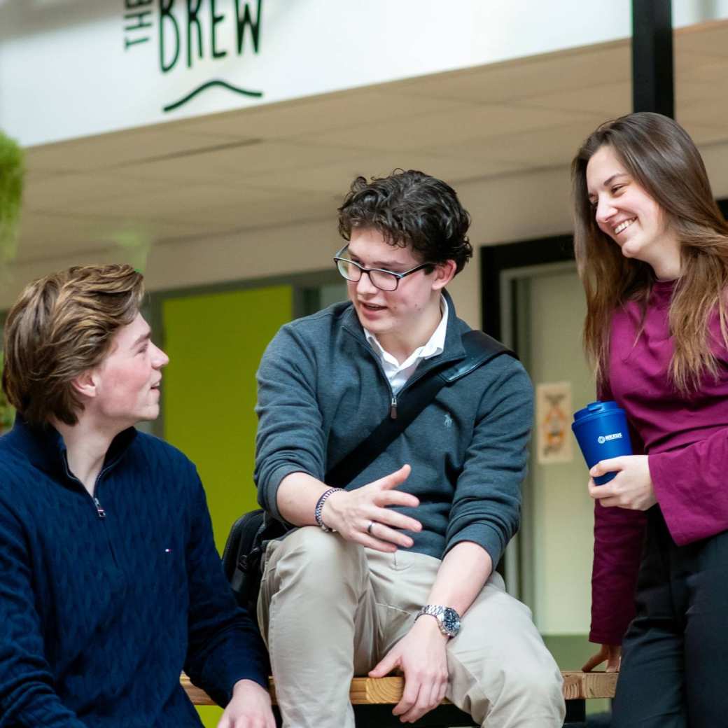studenten van bedrijfskunde voltijd in gesprek