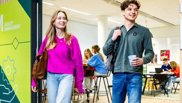 studenten van de opleiding facility management lopen buiten voor het HAN campus gebouw in Nijmegen