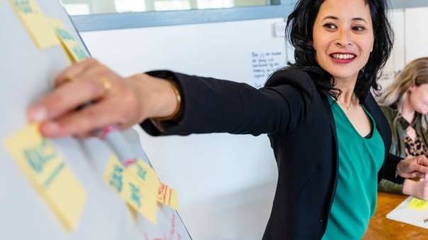 Learning & Development deeltijd, studio L&D, brainstormen, samenwerken, post-its, plakken, 2022
