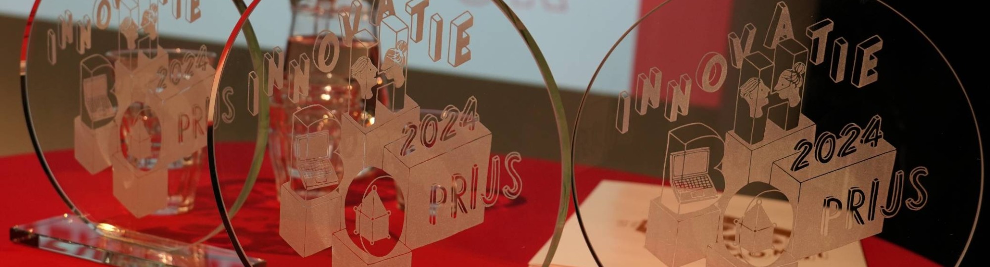 Foto van de trofeeën van de winnaars van de HBO Innovatieprijs 2025