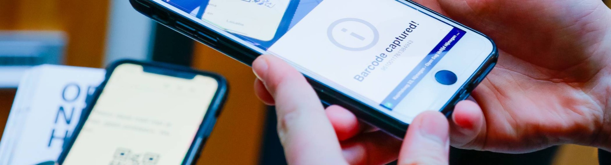 Telefoon scant QR code op andere mobiele telefoon
