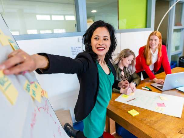 Learning & Development deeltijd, studio L&D, brainstormen, samenwerken, post-its, plakken, 2022
