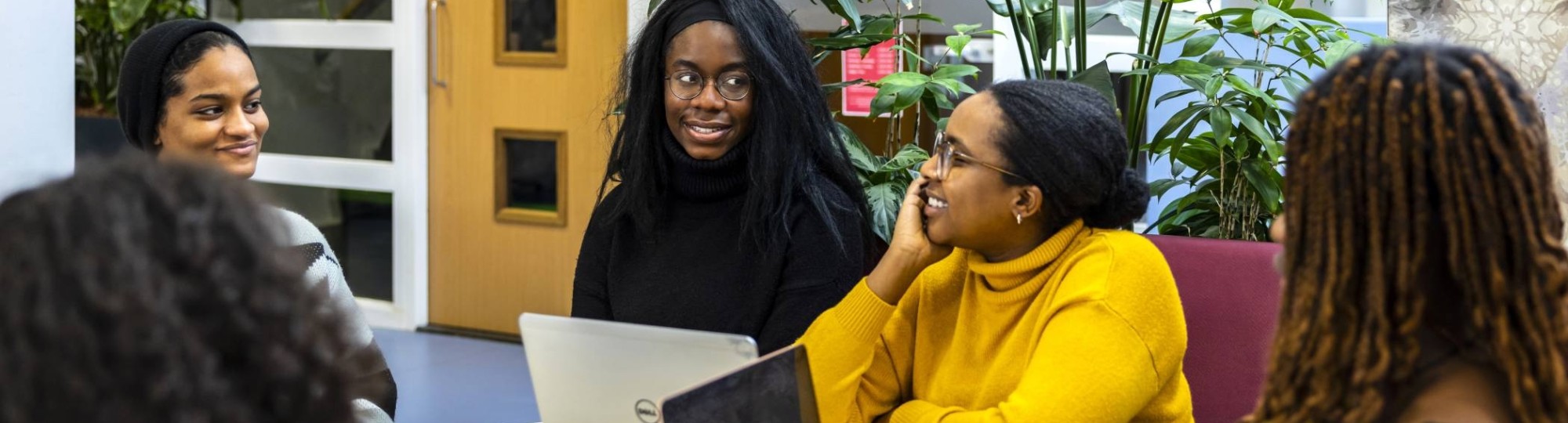 International Social Work. Groepje studenten aan tafel in gesprek op locatie Kapittelweg 33 in Nijmegen